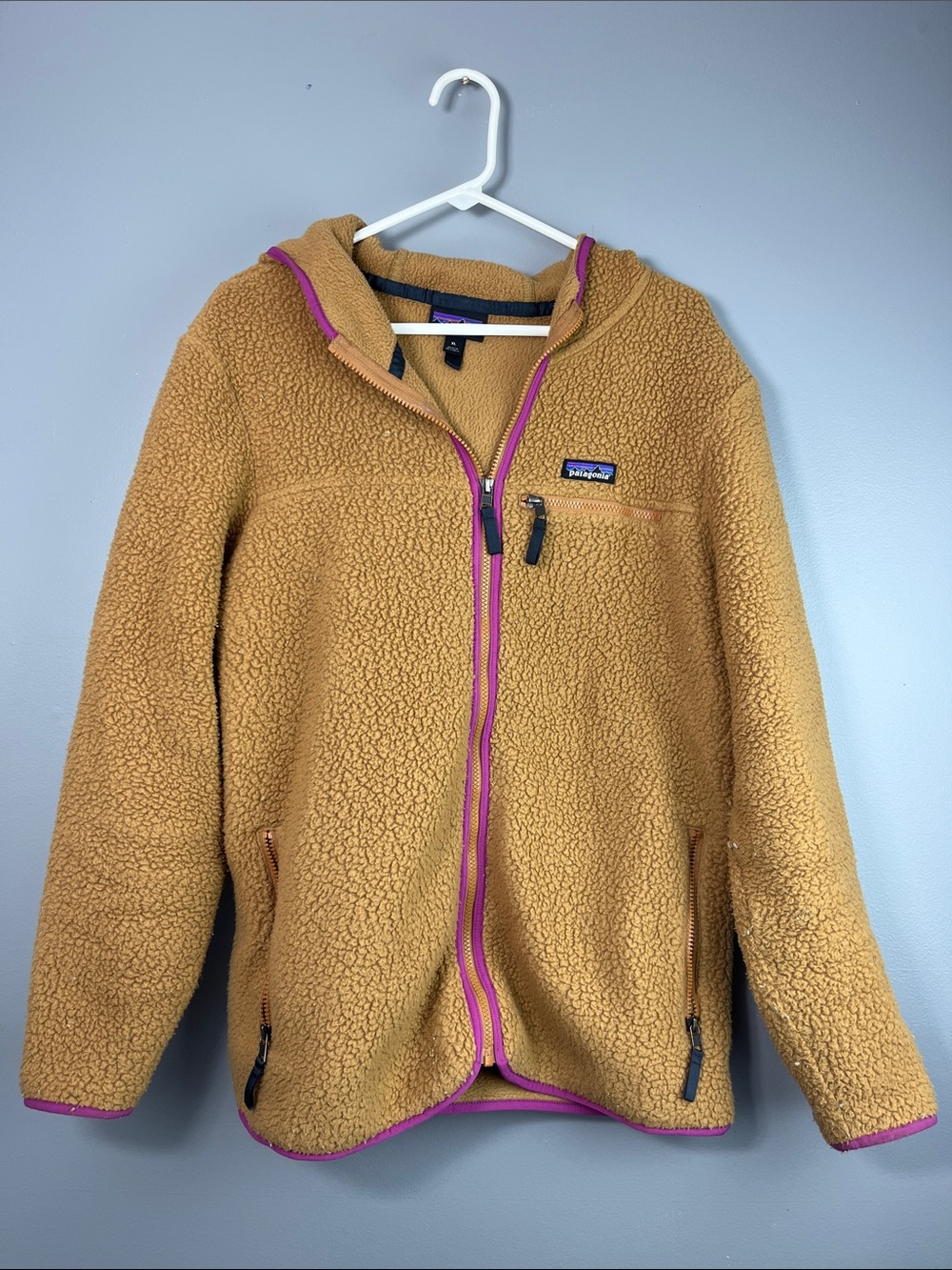 Patagonia Woman’s retro pile Tan fleece Jacket with Pink Trim